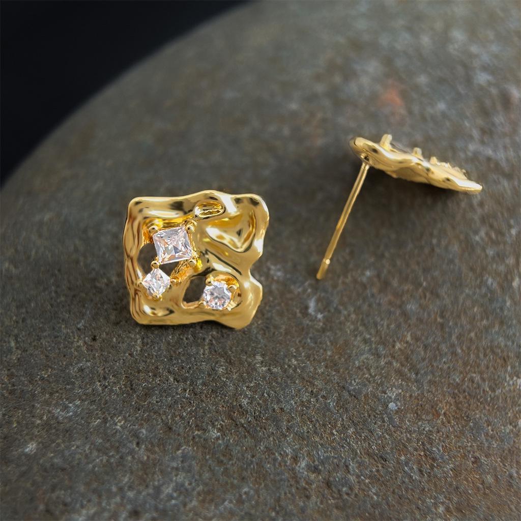 Náušnice čtvercové geometrické zirkonové pecky z 18K zlata - Nepravidelný luxusní design pro ženy