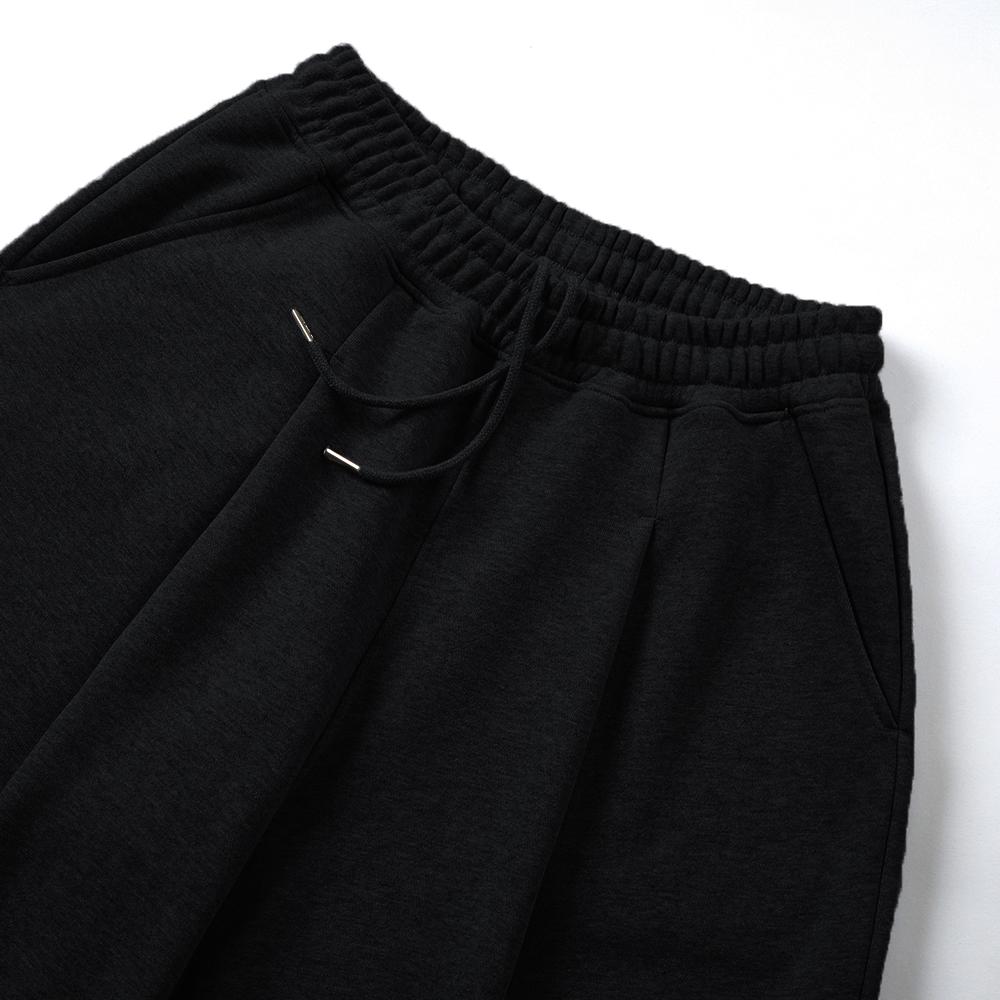 Seupeullaesikodeu One-Pleat Wide Sweatpants Black