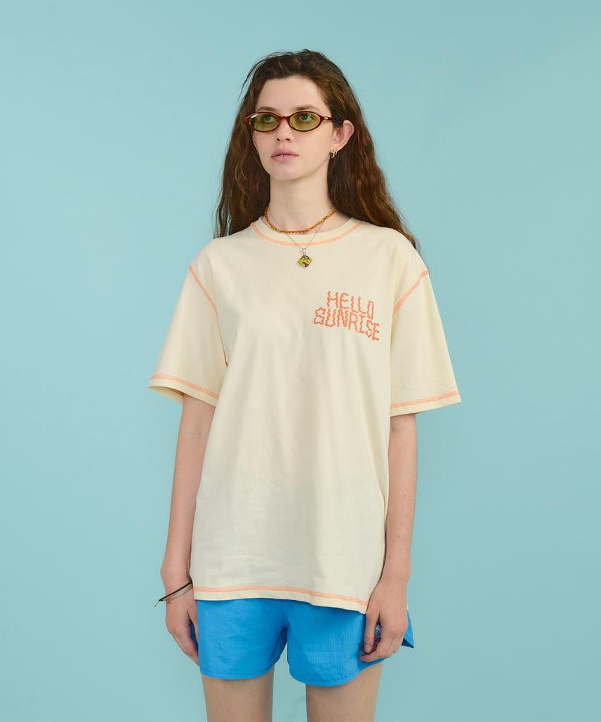HELLO SUNRISE Hs Doodle Typo Stitch Tee_Cream