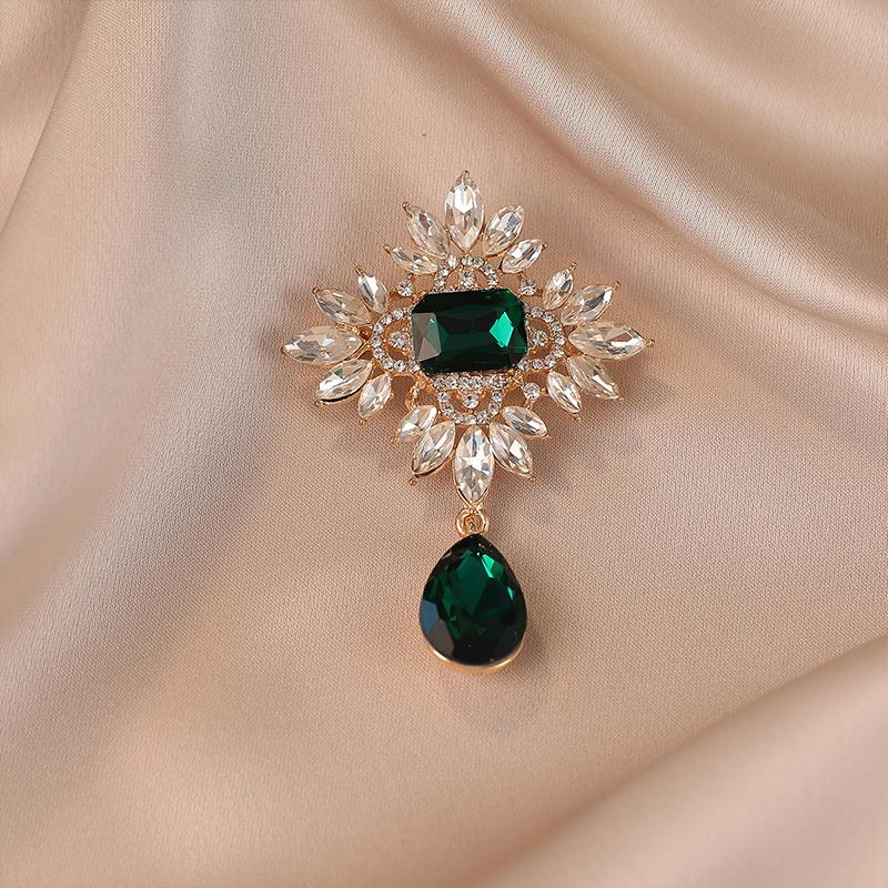 Metal Butterfly Brooch High-End Luxury Accessory Fashionable Retro Corsage Clothing Pin Anti-Exposure Jewelry