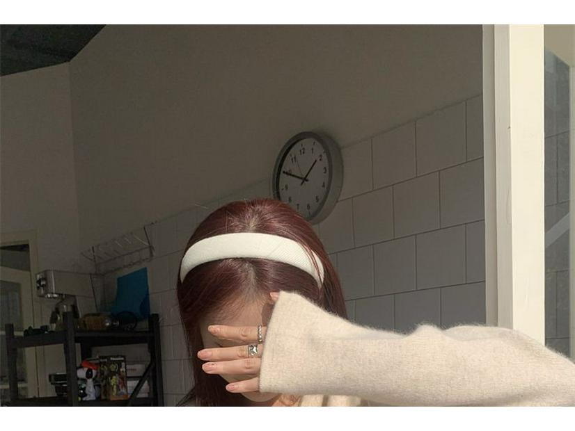 Stylish Women's V-Neck Knit Cardigan: Spring Lazy Style Sweater Coat with Thickened Inner Layer