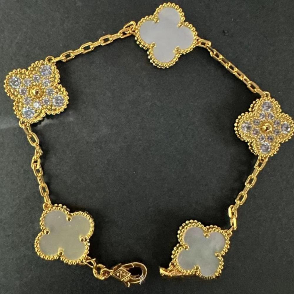 Hochwertiges Kleeblattarmband für Damen Fünf-Blüten-Armband mit natürlichem weißen Perlmutt und rotem Karneol