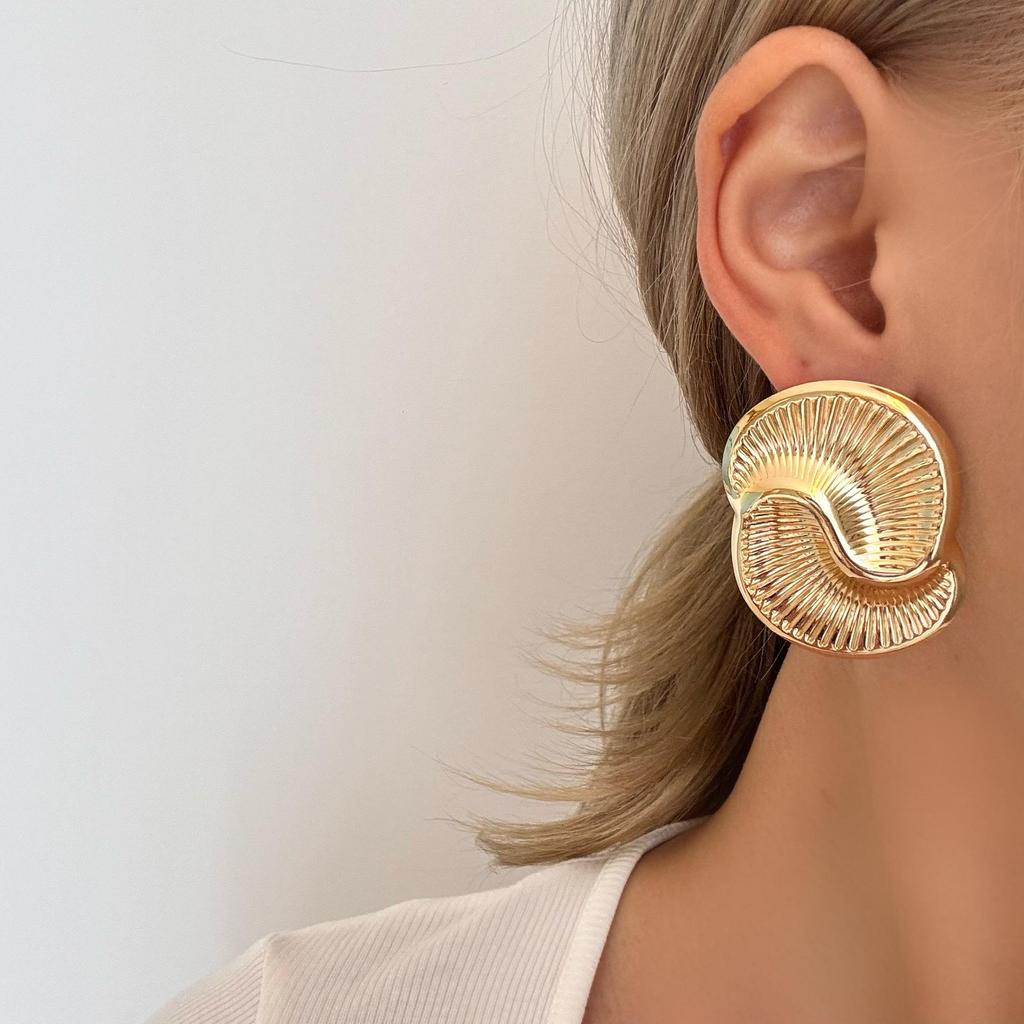 Exaggerated Pleated Leaf Earrings: Luxurious Fashion Design for Women
