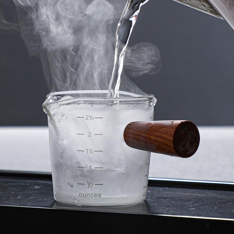 Einfacher und kreativer Kaffee-Messbecher aus transparentem Glas mit Holzgriff