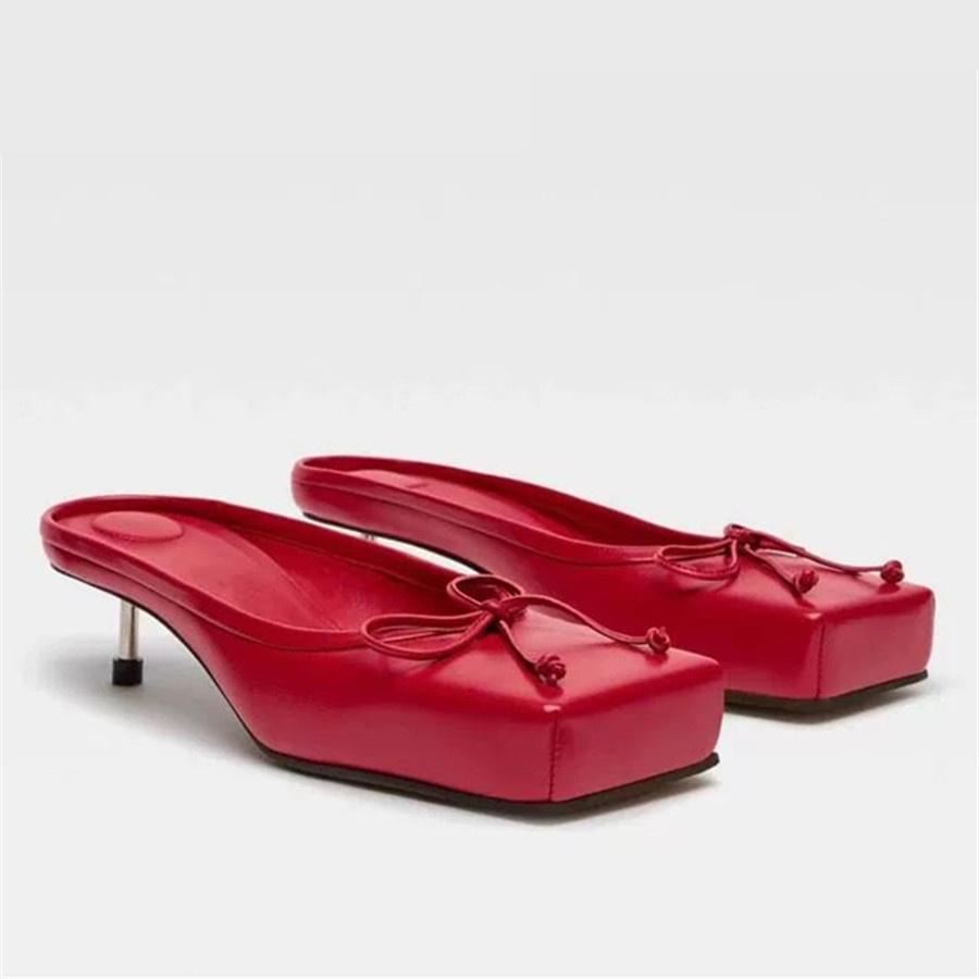 

Мода Мода Женские тапочки с квадратным носком Туфли-лодочки на высоком каблуке Красная обувь Женская 2025 Роскошные сандалии с бантом Женские мюли для подиума 40 красный