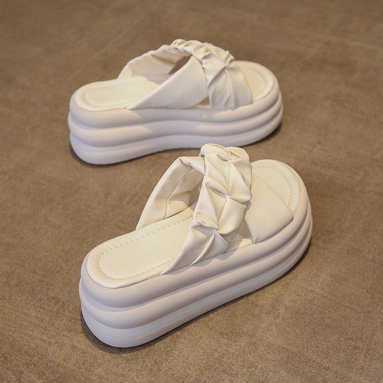 

Thick-soled shit-stepping slippers for women to wear 2024 summer new fashionable small one-word versatile sandals 39