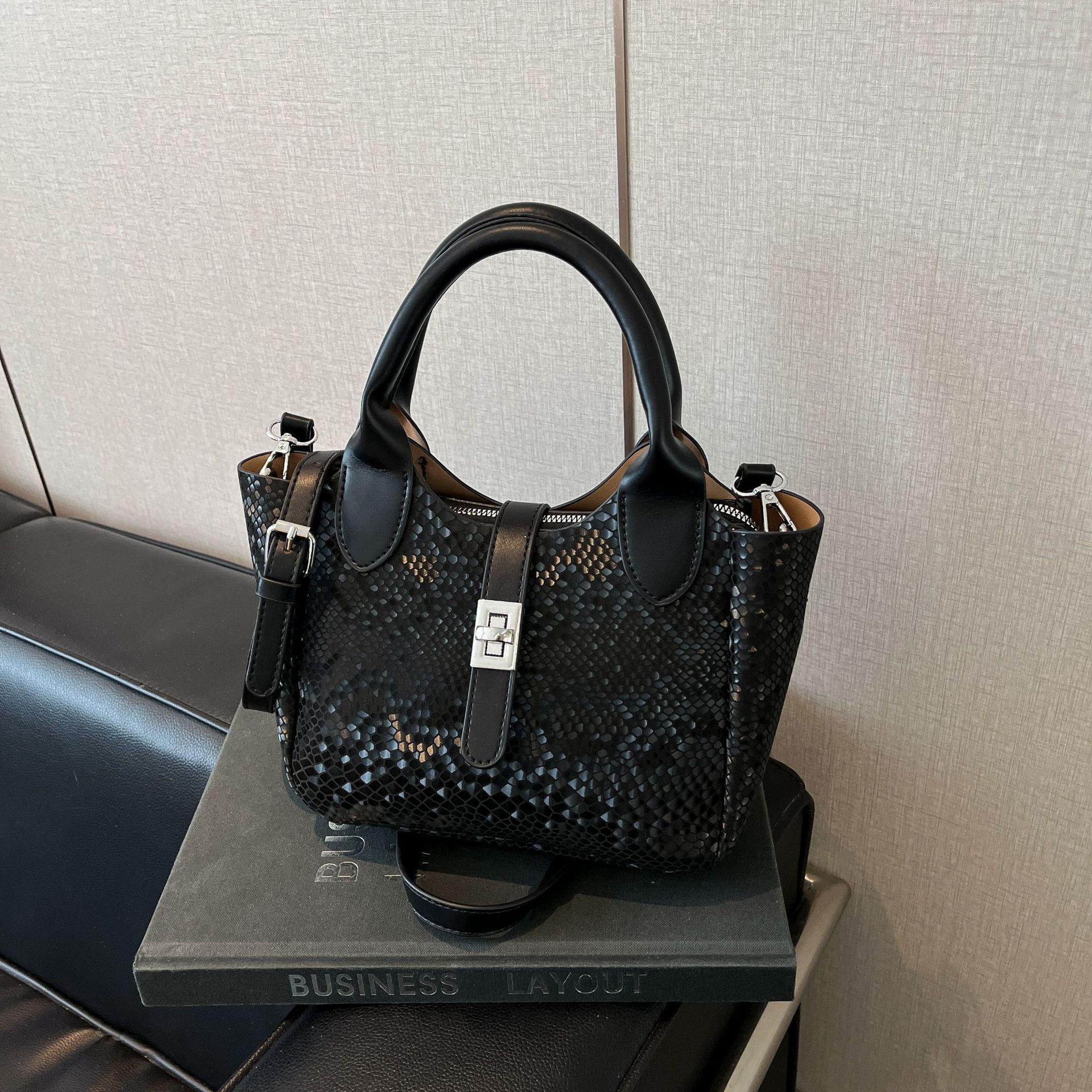 

Premium foreign shoulder bag women s 2025 new fashion spring and summer handbag popular Korean version messenger bag