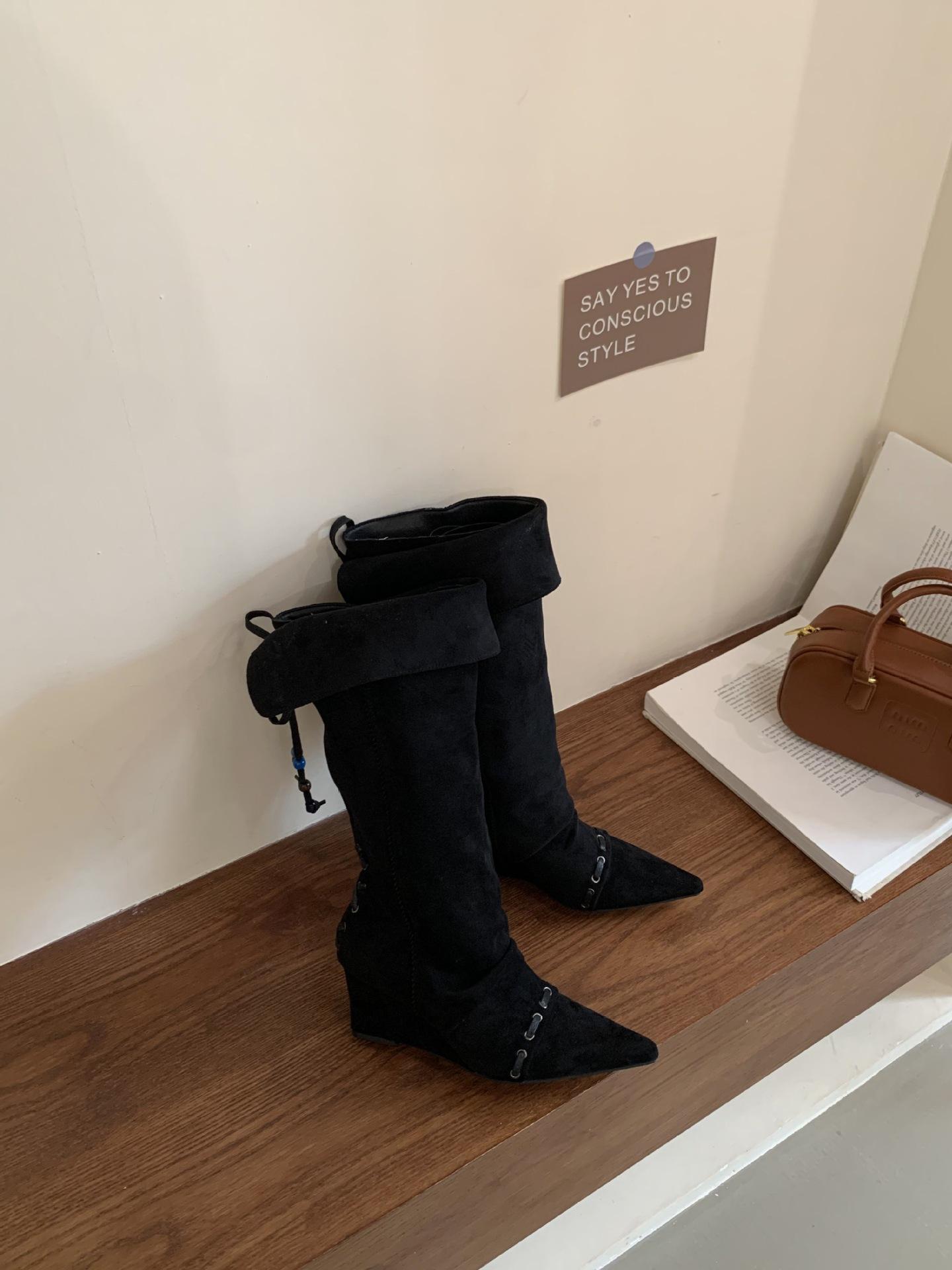 Pleated pointed Chelsea boots wedges straps 2025 autumn and winter new retro niche Maillard high boots 35