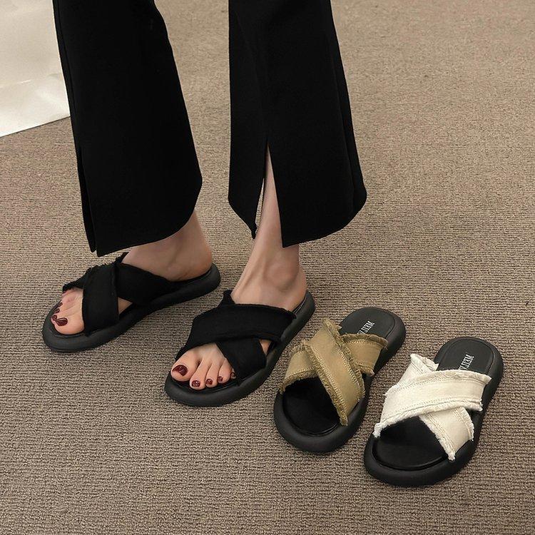 Stepping on shit feeling thick-soled cross slippers women's summer wear 2025 new fashion versatile flat-bottomed casual beach cool slippers