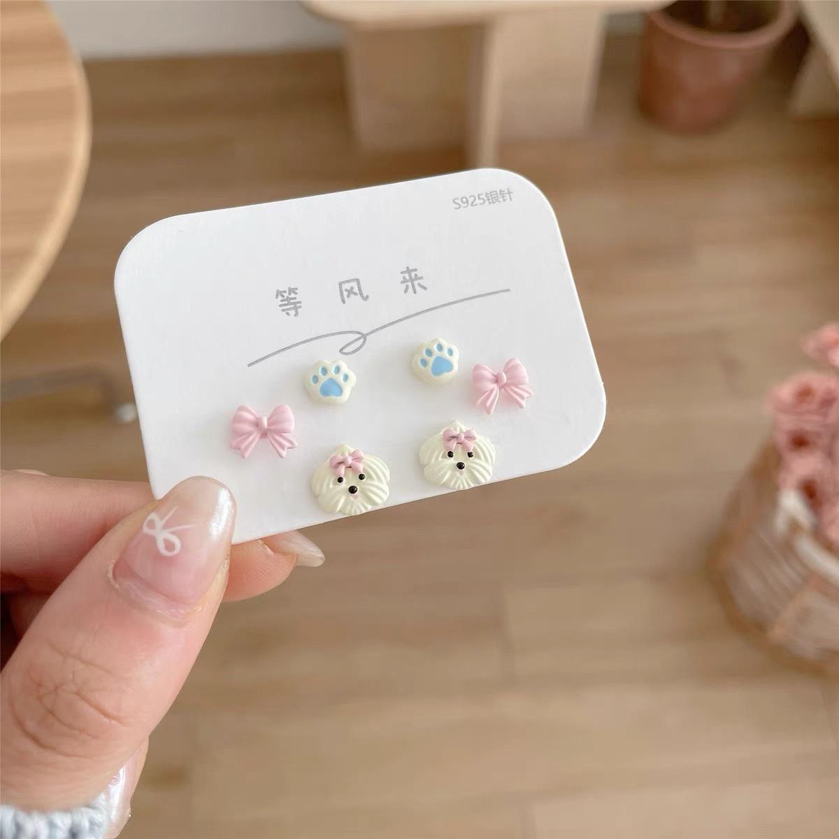 

Cute cartoon cat snapper burnt stud earrings combination, new small and delicate earrings, free for female students to sleep