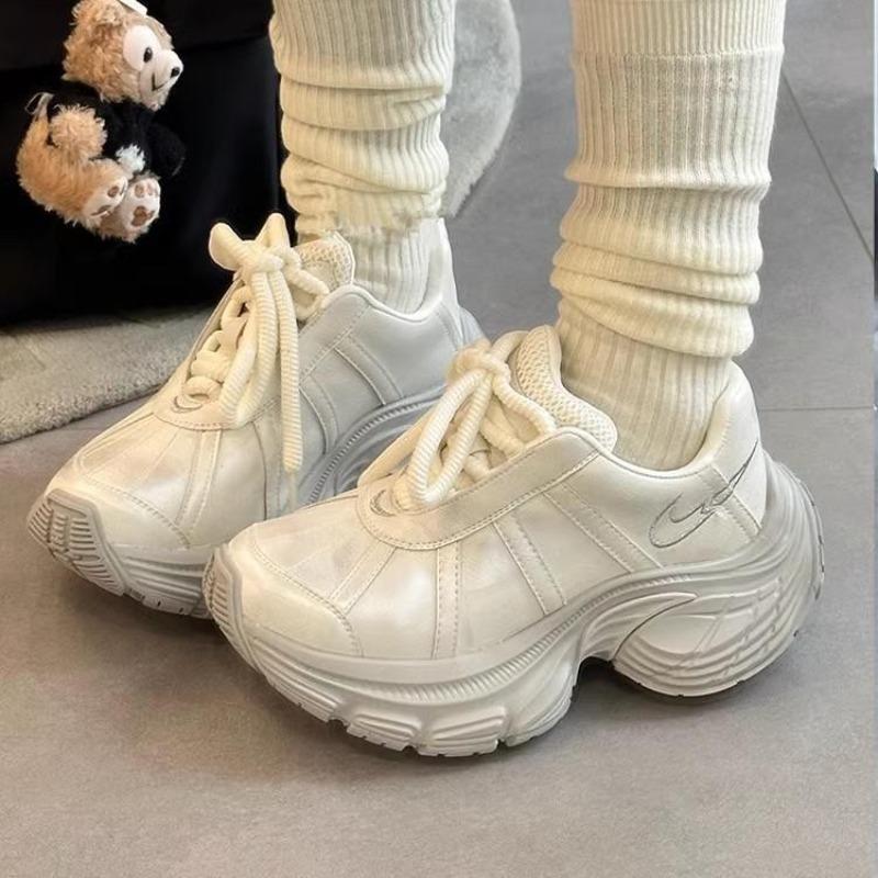 

Туфли на платформе для женщин и невысоких людей увеличивают рост. Сегодня популярны новые модели. Модная и универсальная повседневная спортивная обувь 35 серый