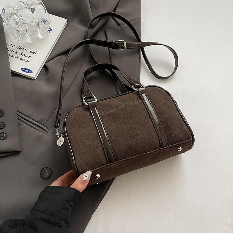 

2025 осень и зима новая матовая маленькая квадратная сумка универсальная ретро колледж стиль кэжуал на плечо мессенджер сумочка 23*9*14