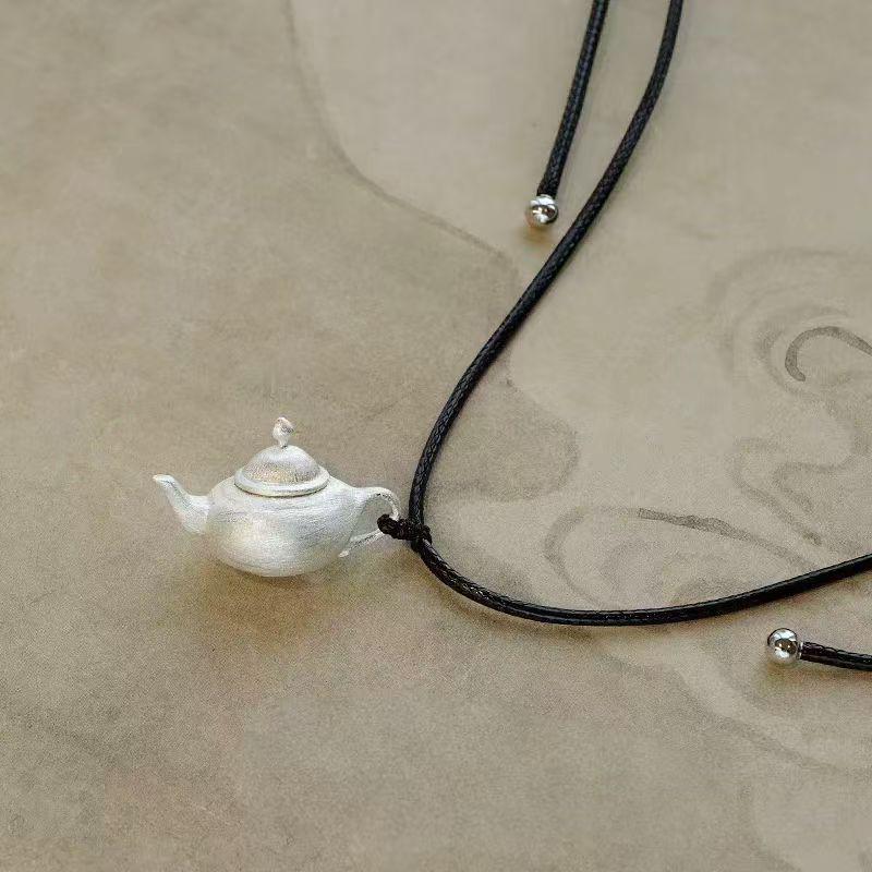 

Brushed Silver Teapot Pendant Leather Necklace: Adjustable, Versatile Autumn/Winter Fashion Chain