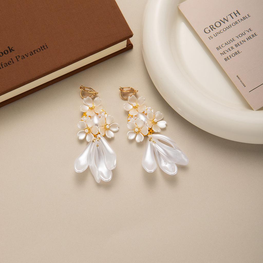 Mori Petal Resin White Flower Fringed Earrings Light Luxury High-End Earrings Atmosphere Ear Clips