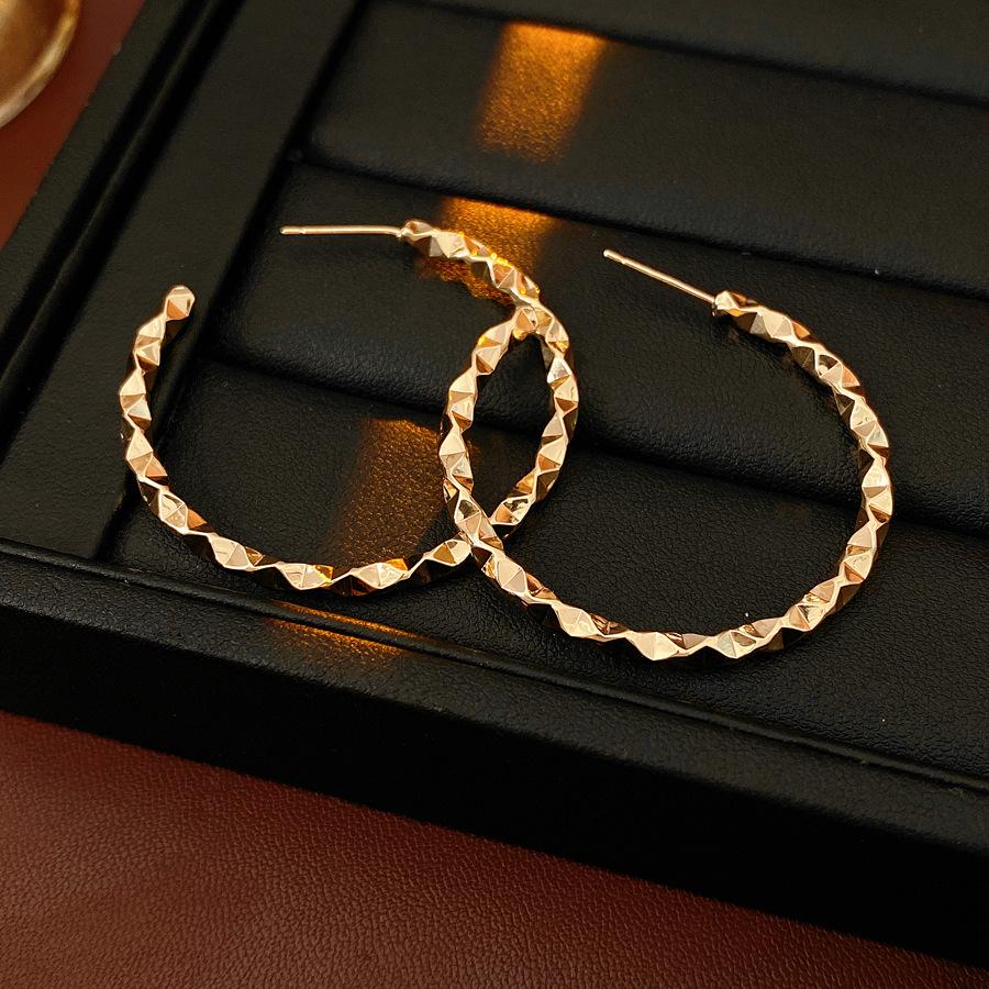 Retro Geometric Twisted Hoop Earrings: Elegant Metal Ear Clips for Women