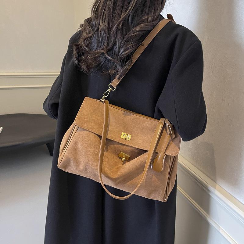 

Сумка для работы в стиле ретро, с высоким чувством качества, женская сумка, новая модная текстура 2025 года, матовая, большая вместимость, на плечо small 30 * 11 * 19 коричневый