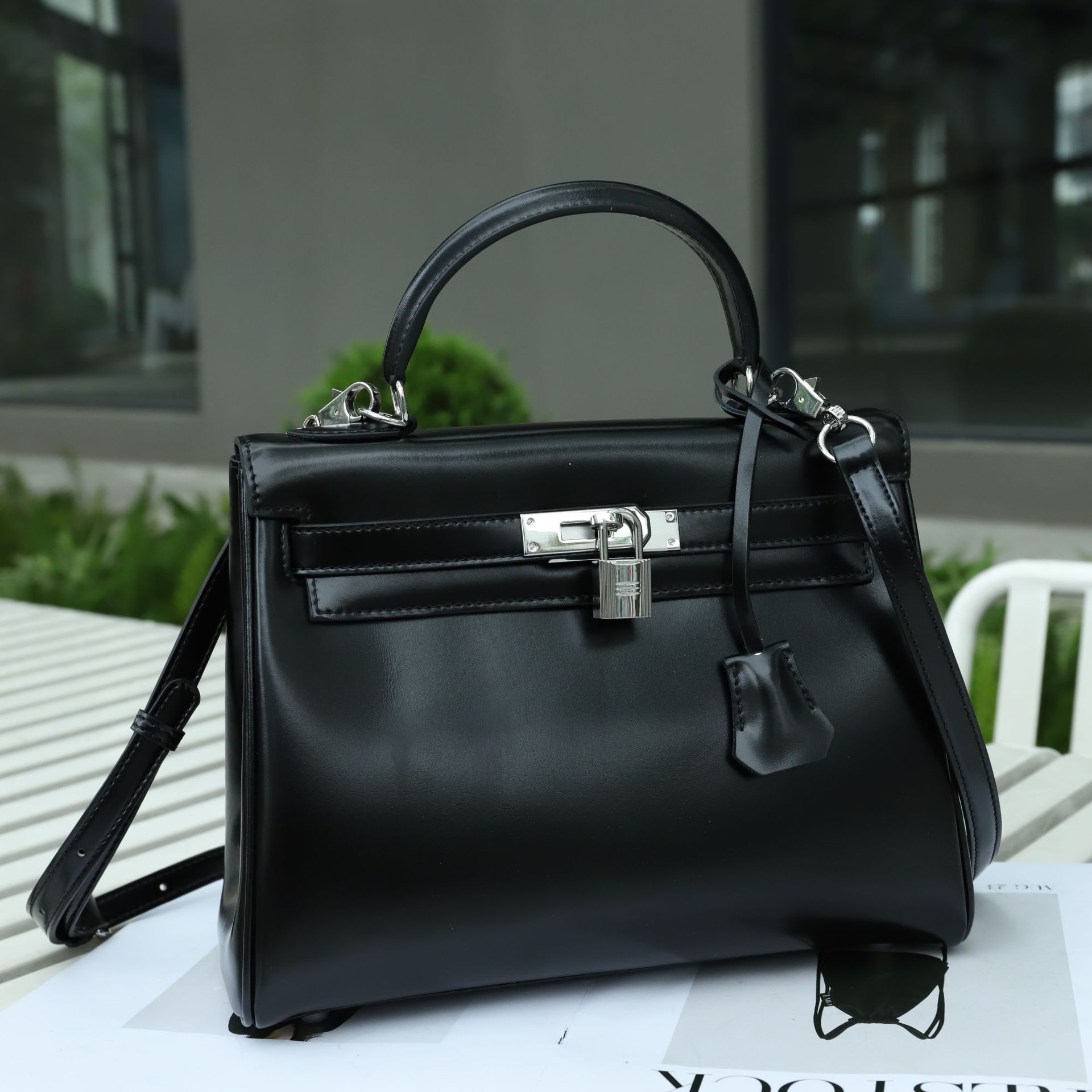 

Ручная сумка Высококачественная кожаная женская сумка Новый стиль Темпераментная женская сумка на плечо Модная и универсальная сумка через плечо 28x12x22cm чёрный