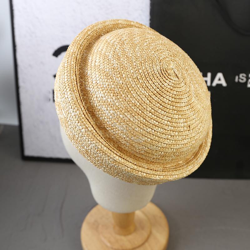 2025 Nouveau Béret en Paille Tressé à la Main pour l'Été Chapeau de Soleil Naturel pour Femme Chapeau de Paille Rond à Sommet Concave Chapeau de Plage pour Église Derby Fête