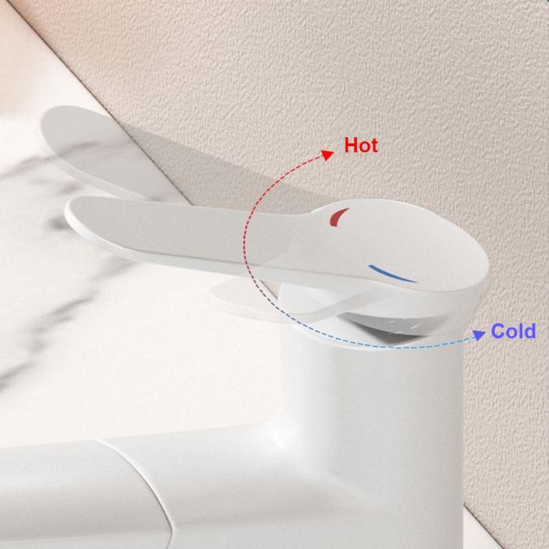 Pull Out Bathroom Washbasin Faucet Brass Sink Tap Flexible Hot and Cold Water Mixer Faucet Deck Mounted Bathroom Accessories