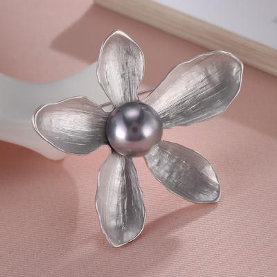 Stylish Retro Five-Petaled Flower Brooch Female Simple Pearl Brooch Elegant Anti-Light Flower Pin Clothes With Accessories