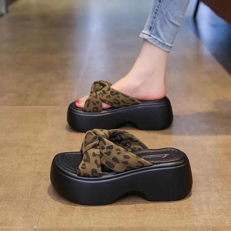 La hauteur est augmentée de 6 cm, le petit homme fait du 34, et les pantoufles pour femmes sont légères et super épaisses en été. L'homme petit je