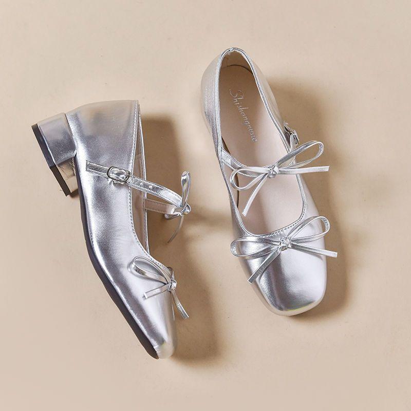 

Серебряные одинарные туфли женские 2025 новые с юбкой весенние с открытым верхом на толстом каблуке с бантом туфли Мэри Джейн для бабушки маленькие кожаные туфли 40 серебряный