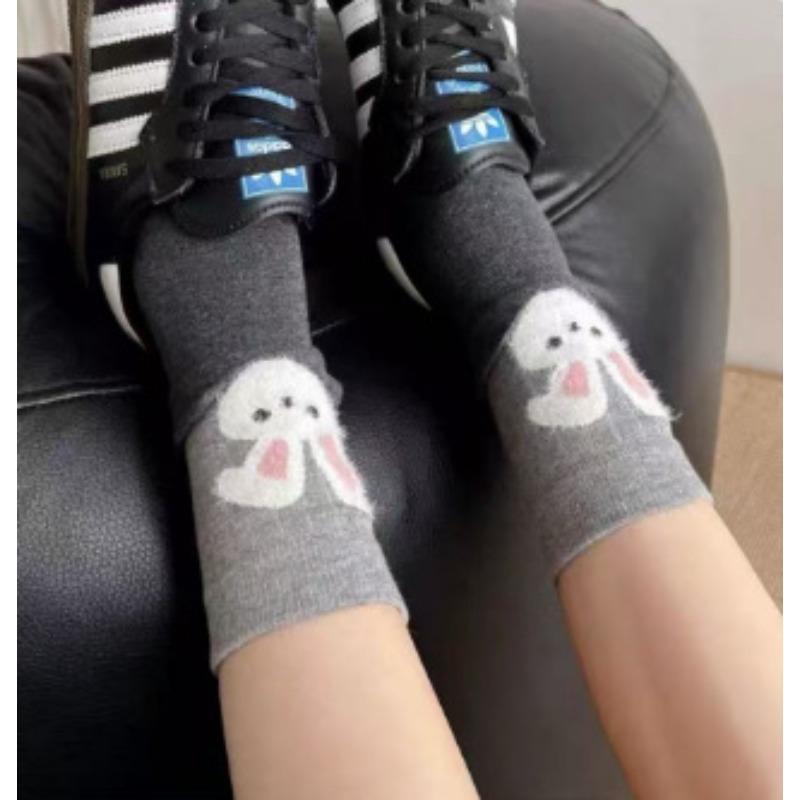 

Милые мультяшные плюшевые носки с кроликами для осени и зимы. На двух девушках надеты серые махровые носки с двойными расклешенными лацканами и носки без косточки 1 pair темно-серого