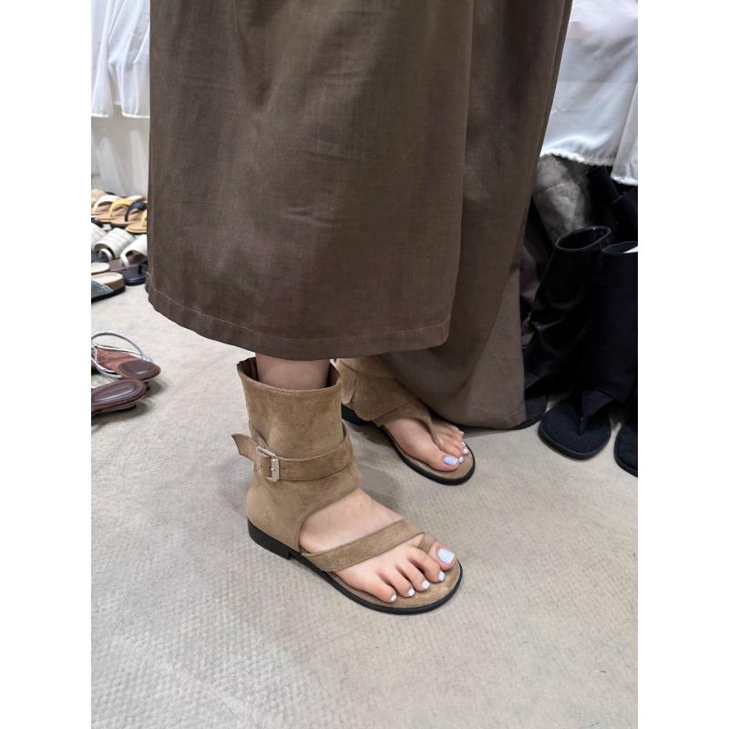 Summer new retro square head cover with heightened toes, wedged sandals, and casual cool slippers outside.