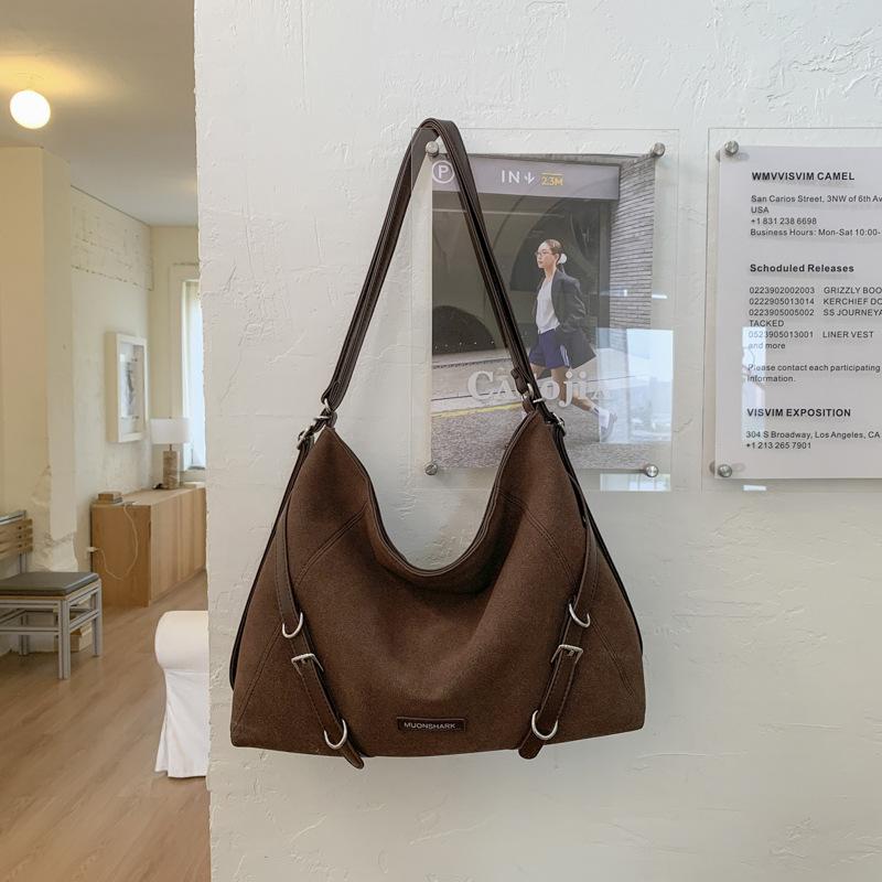 Niche backpack women's autumn and winter new retro shoulder bag large-capacity commuter messenger bag