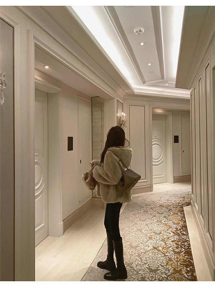 Dámský zimní kabát z umělé kožešiny rex králíka 2025 - Nový trendy styl se stojáčkem, nadýchaný volný střih a design s kapucí