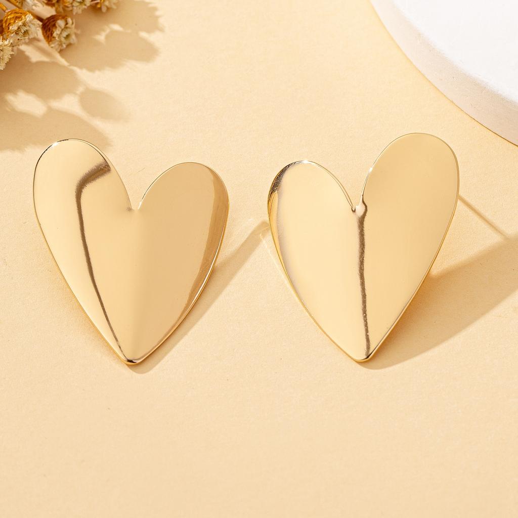 A Pair of Women's Earrings, Smooth Irregular Heart-Shaped Earrings, Suitable for Daily Wear and Vacation Wear