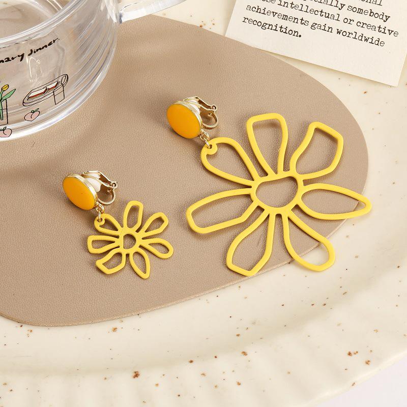 Niche Holiday Style: Temperamental Hollow Yellow Flower Earrings & Mosquito Coil Ear Clips (2022 Trend)