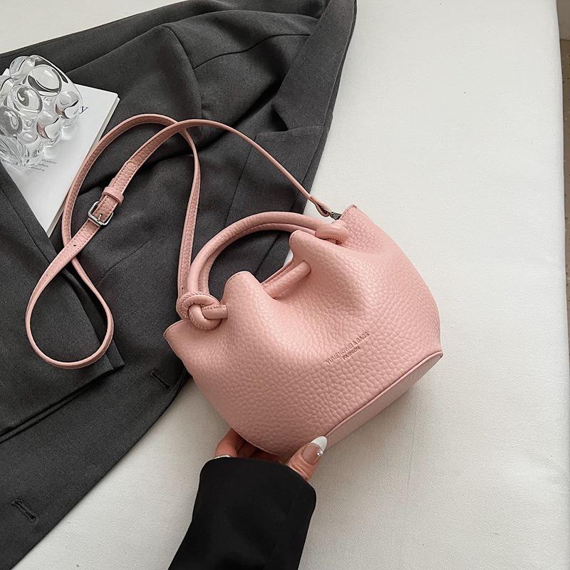 Spring and summer retro high-end bag women's new fashion versatile messenger bag portable bucket bag