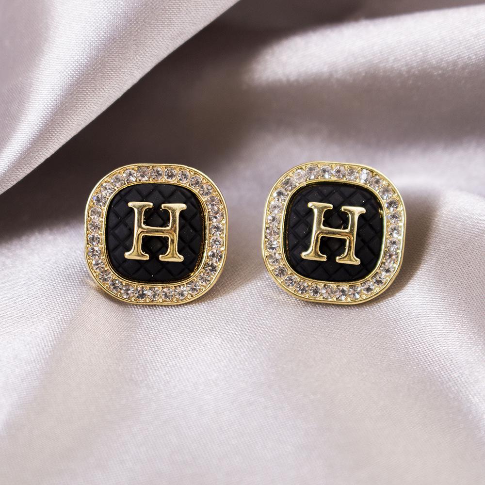 Elegant Clip-On Triangle Earrings for Non-Pierced Ears - Versatile, Light Luxury for Everyday Wear.