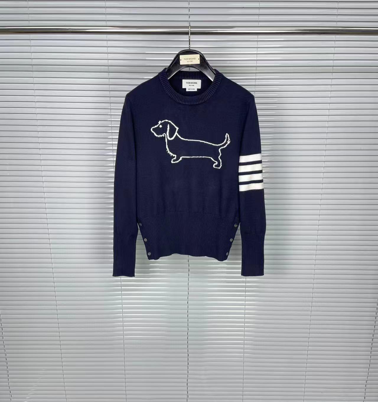 

Классический жаккардовый свитер с круглым вырезом и четырьмя полосками, унисекс, повседневный, удобный, универсальный, шерсть. Medium темно-синий