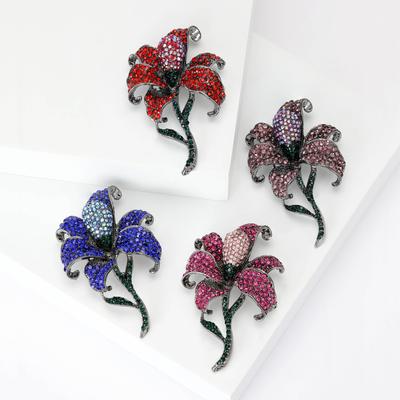 Modische, mit Diamanten besetzte Rosenbrosche, High-End-Temperament, Anti-Licht-Schmucknadel mit Seidenschalschnalle