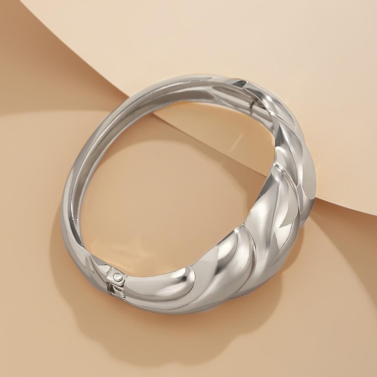 

Европейский и американский комплект браслетов из нерегулярного полого сплава