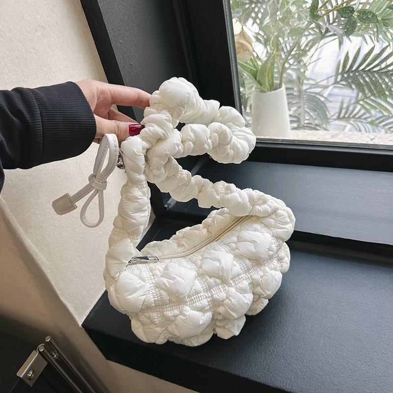 Модная морщинистая сумка-облако через плечо для женщин в шикарных цветовых решениях