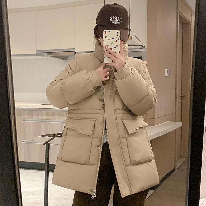 

Зимняя новинка, средняя и длинная хлопковая одежда с роговой пуговицей на талии, женская модная тонкая пуховая хлопковая одежда, куртка со стойкой, тренд 2Xl suggestion [140--155] catties хаки