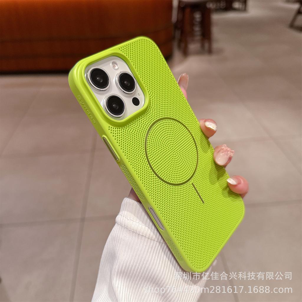 Ice summer heat dissipation magnetic suction mesh, suitable for Apple 17PROMAX ultra-thin PC matte mobile phone case iPhone16