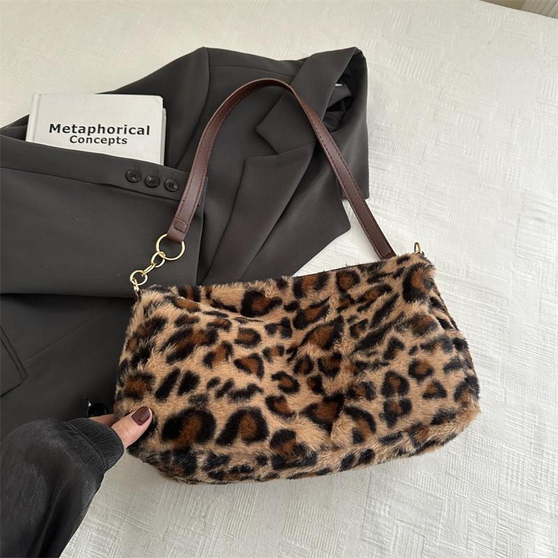 

Simple and large-capacity bag 2025 new trendy and fashionable leopard print plush tote bag atmospheric fluff shoulder bag women s bag