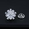Hochwertige Damen-Brosche in Tropfenform mit Blume und eingelegten Zirkonia - Elegantes Hochzeitsaccessoire mit Anti-Expositions-Verschluss