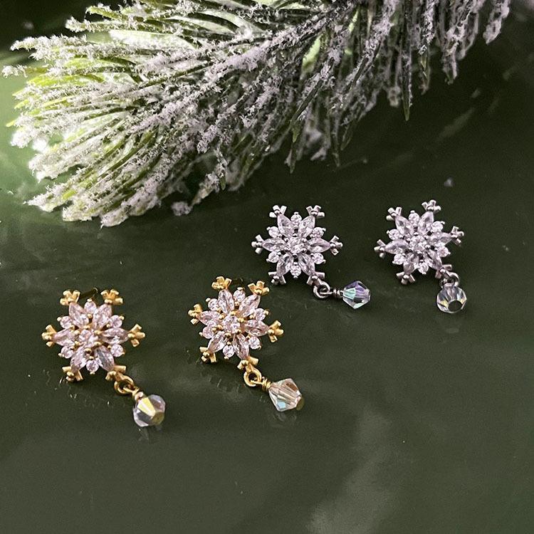 Elegant Crystal Snowflake Christmas Stud Earrings - Luxurious Design for Women