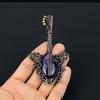 Gitarrenförmiger Amethyst-Edelstein mit Kupferdraht umwickelt, handgefertigter Schmuckanhänger als Geschenk