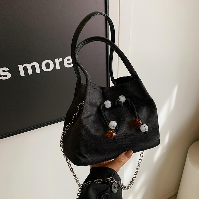 

Изысканная и красивая сумка через плечо из полиуретанового материала, подчеркивает темперамент, легкую роскошь и пышность.