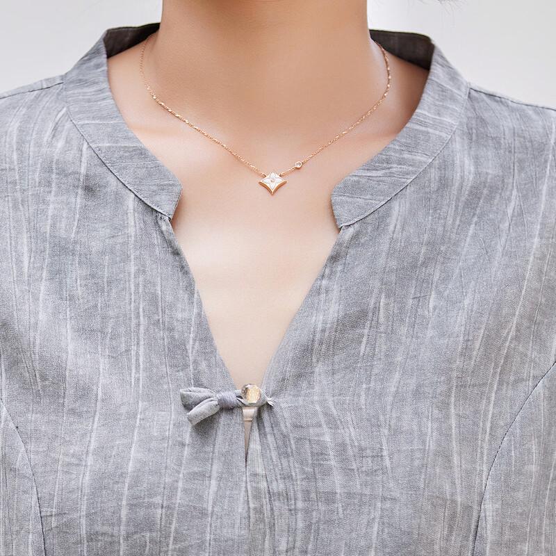 Pastte Sommer-Set im neuen chinesischen Stil für Mütter mit V-Ausschnitt und weiten Hosenbeinen