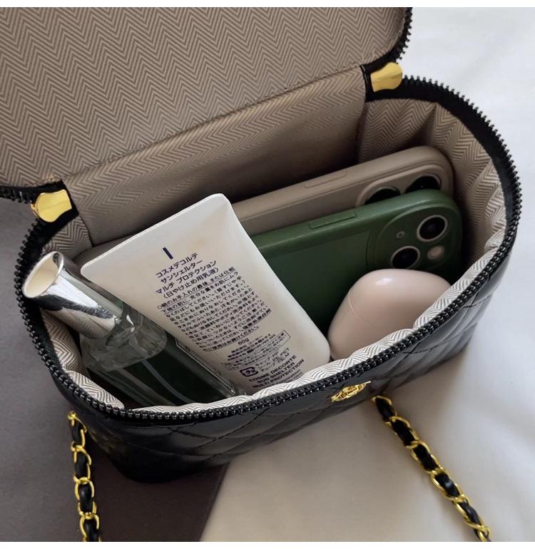 Inspired Textured Shoulder Bag - High-End Fashion 2024 Crossbody with Diamond Chain