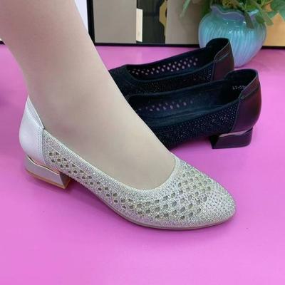 Echte weiche Leder-Netz-Rhinestone-Sandalen für Damen, Sommer, Baotou, weiche Sohle, niedriger Absatz, Arbeitsschuhe für die Mitte des Lebens