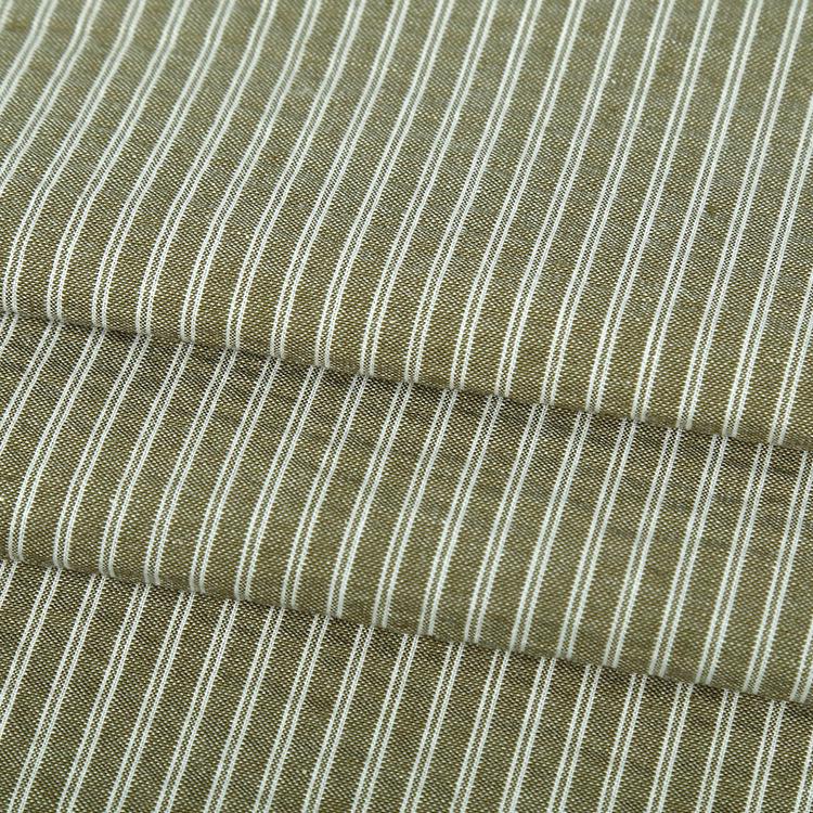 „Gepunkteter, garngefärbter Baumwollstoff mit Streifen für klassische Herren-, Damen- und Kinderbekleidung sowie Hemdblusenkleider“