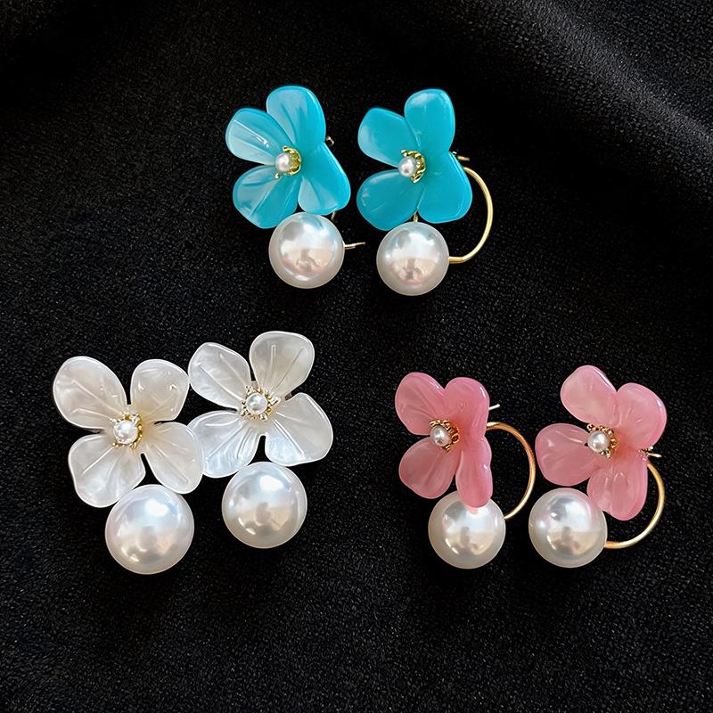 Silver Needle Pearl Resin Flower Stud Earrings: European-American Vacation Style, High-end Dopamine Niche Ear Jewelry for Women.